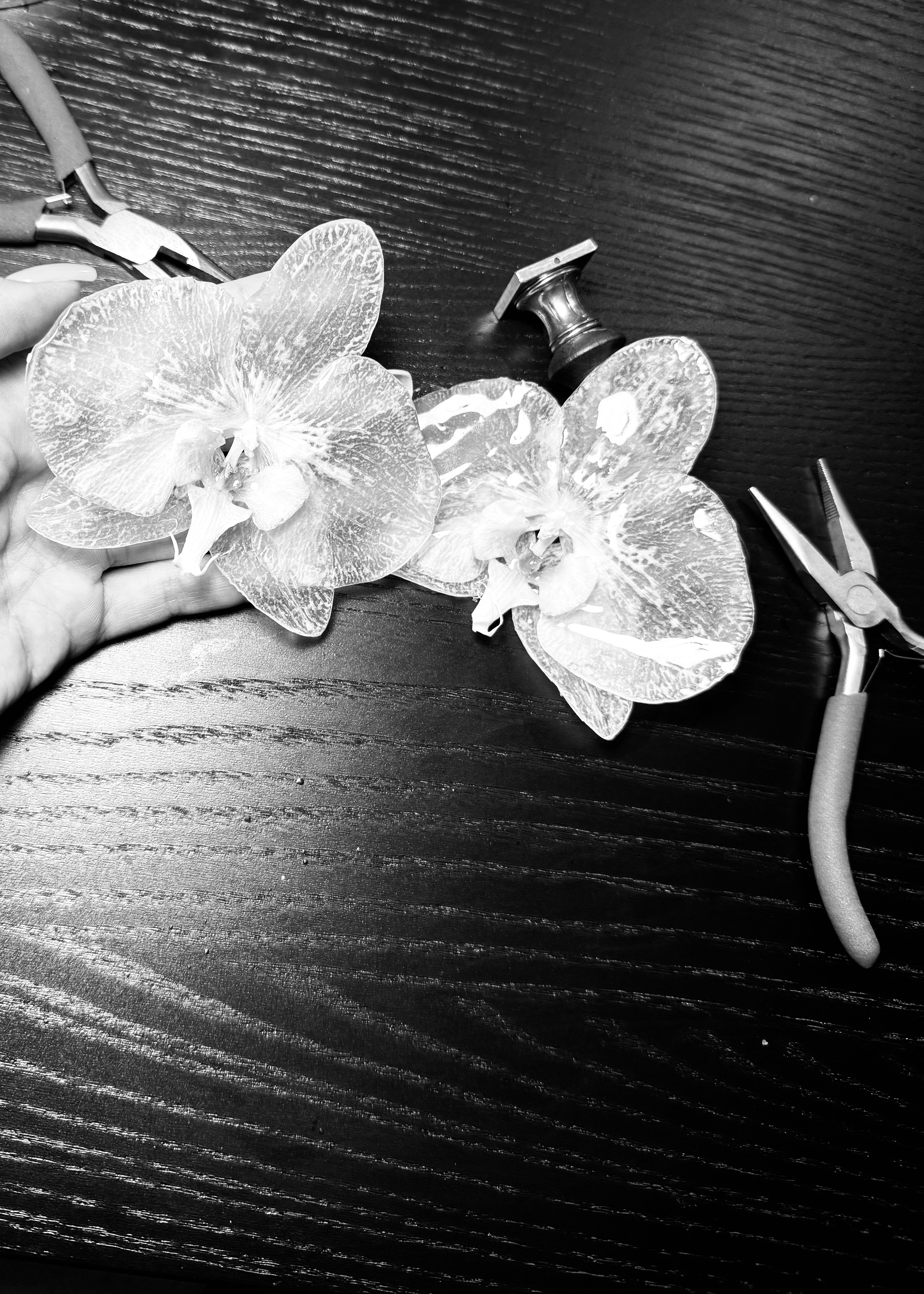 Orchid flowers and jewelry tools at NUE Craft workshop